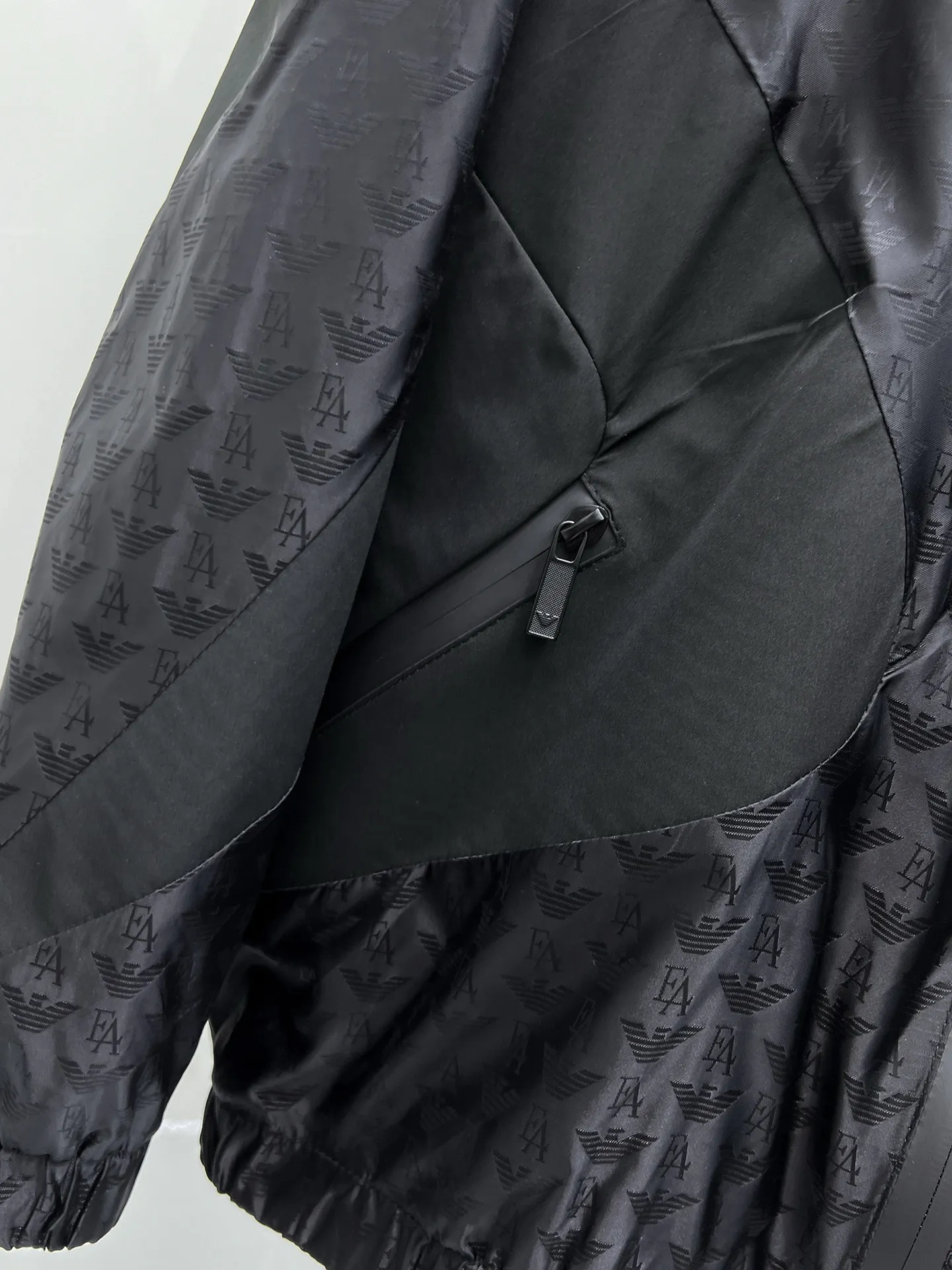 Armani official website Same Style, complete with three labels, on sale in advance. 2026 Autumn and Winter New Arrival men's jacket, Original with complete three labels, Premium version. Custom-made fabrics at the counter. Breathable, high comfort, impeccable details, brand element design concept, reflecting high quality. It feels delicate and soft, presents a casual cut, and has a great upper body shape. Sizes: M～3XL,